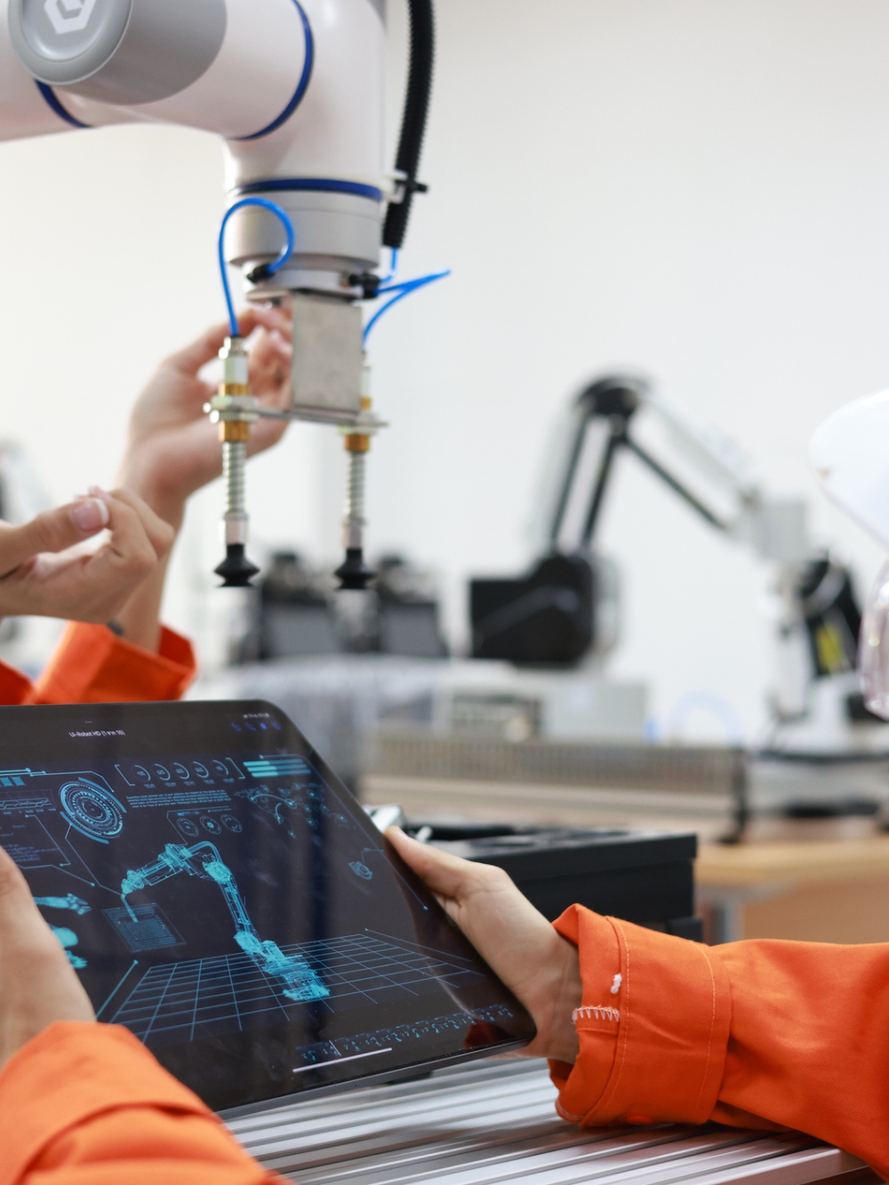 employée vérifiant un robot, tenant une tablette